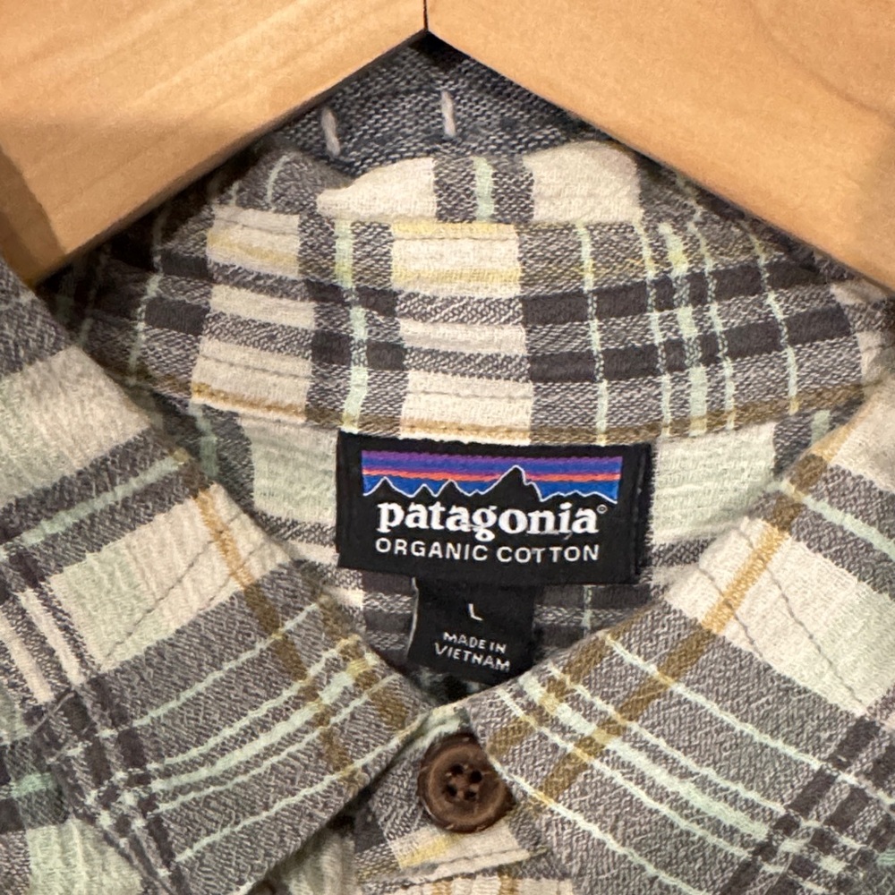 Patagonia cream and black Plaid Button Down men’s A/C Shirt - Picture 3 of 3